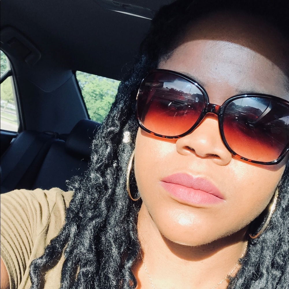 Meet your Posher, Dionna